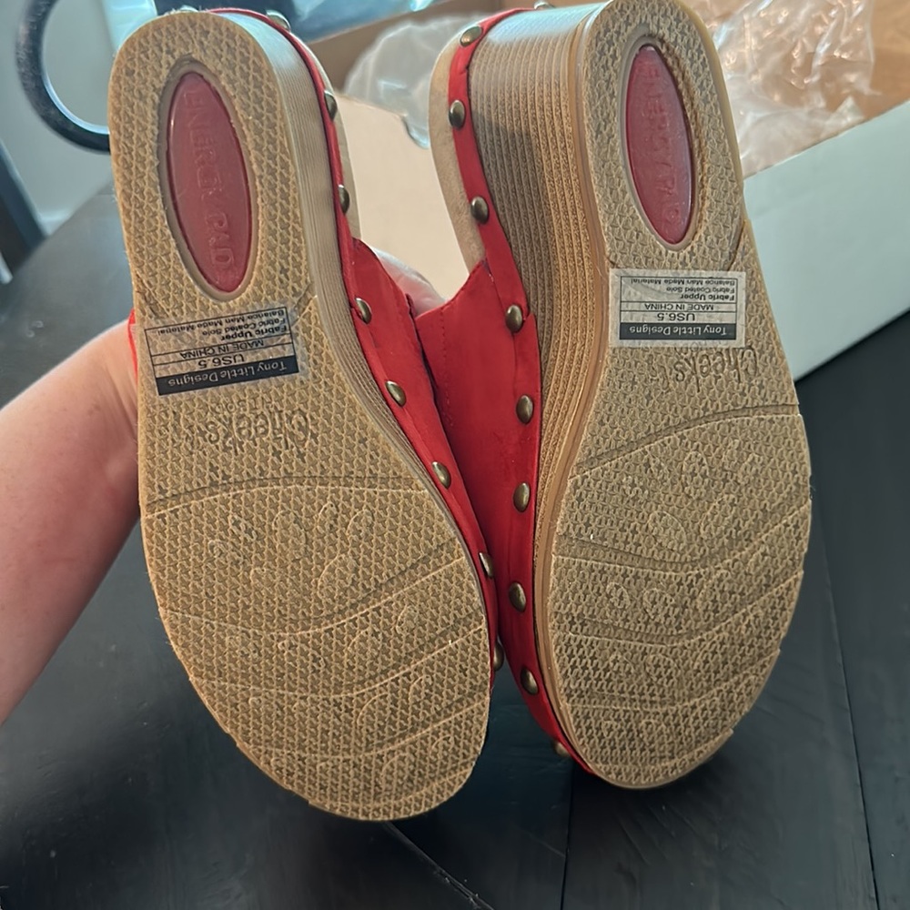 *NWT* Cheeks Fit Body Studded Wedge Platform Clogs Red Slip On - Picture 4 of 4